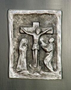 Benno-Symbole auf der alten Tabernakeltür in der Sakristei 