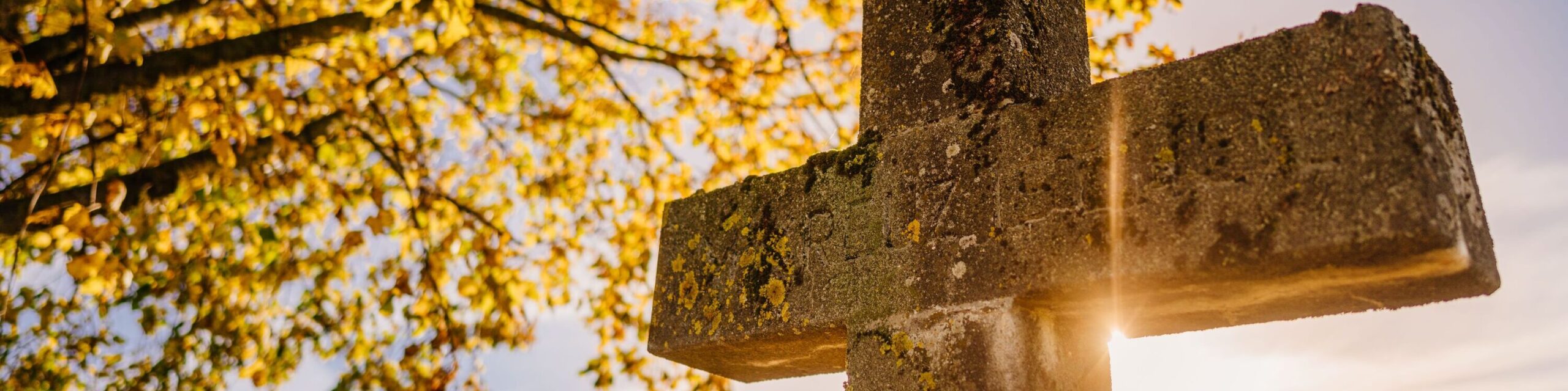 Steinkreuz in Herbstlichem Licht